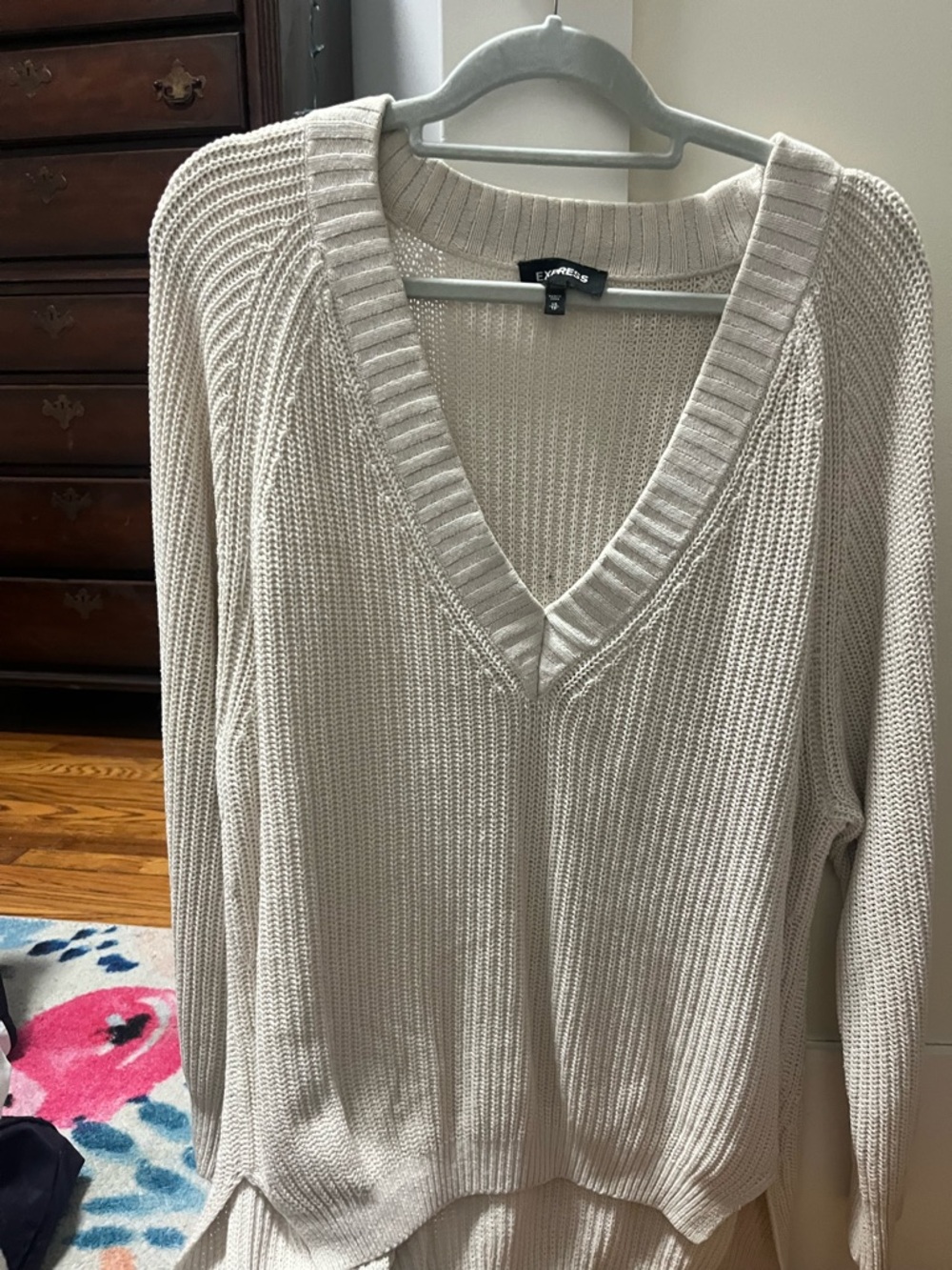 Express Women's Light Cream V-Neck Ribbed Sweater